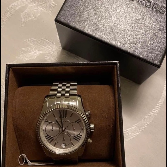 MICHAEL KORS MK5535 model, “Bradshaw” silver unisex oversized chronograph watch - Picture 4 of 5